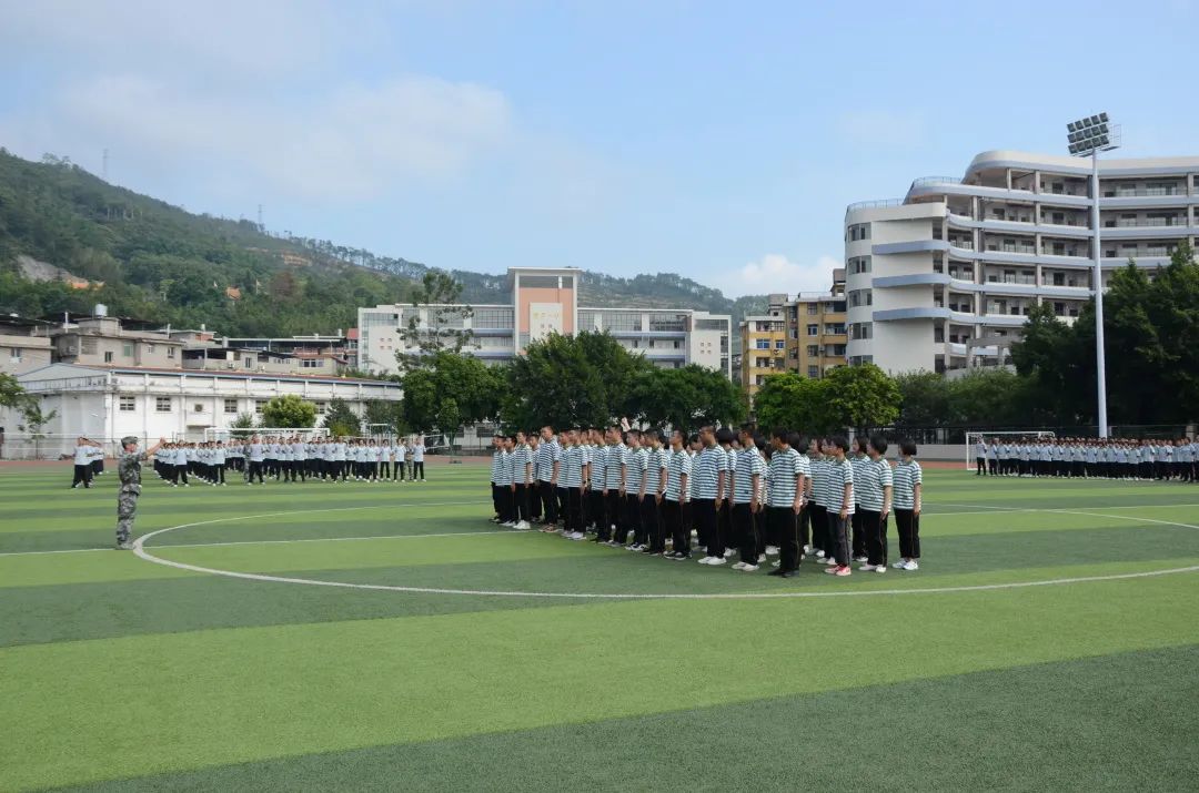 漳平一中举行2021级高一新生入学军训